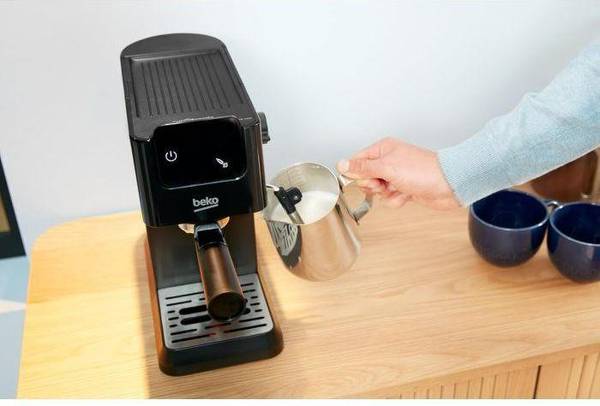 Рожковая кофеварка эспрессо Beko CEP5302B