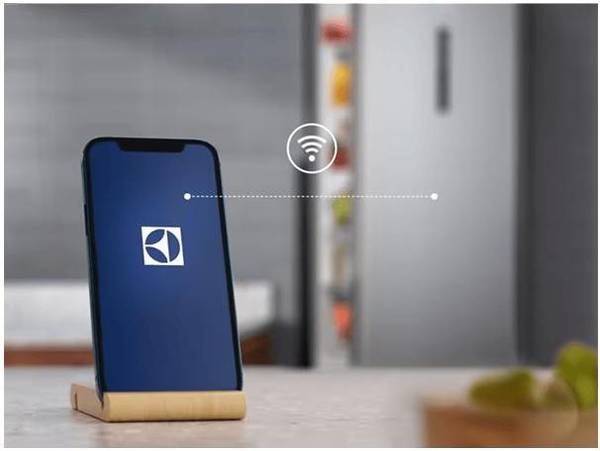 Холодильник з морозильною камерою Electrolux ENP7TD75S