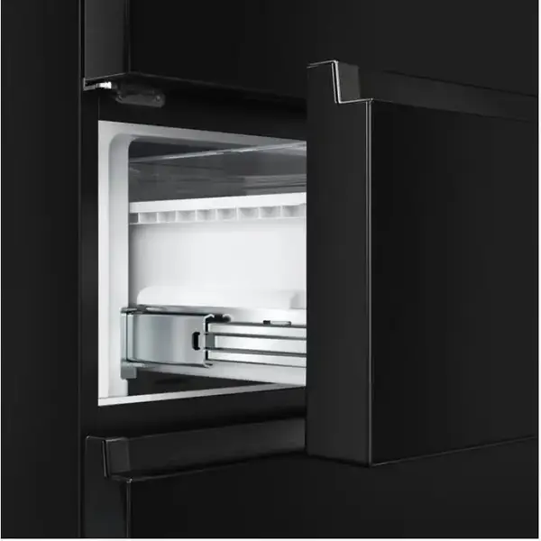 Холодильник з морозильною камерою Hisense RT641N4AFE